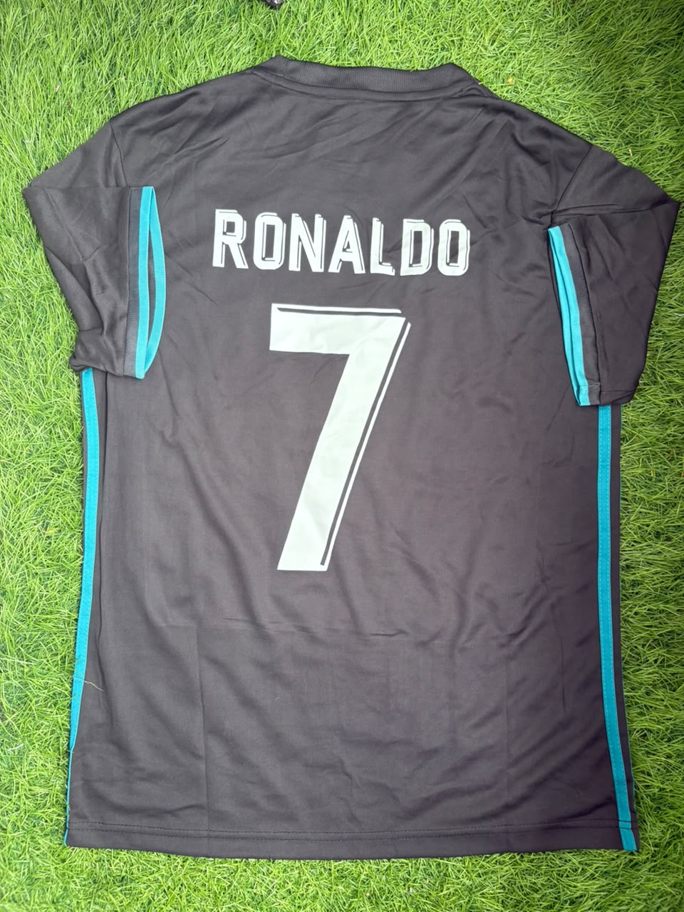 Retro Real Madrid Ronaldo Away Jersey & Shorts 2017/18
